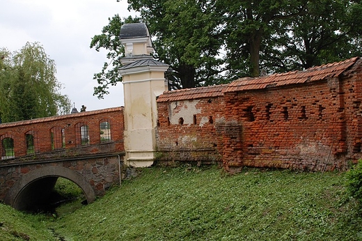 Zabytkowy mur otaczajcy bazylik w Lenej Podl.
